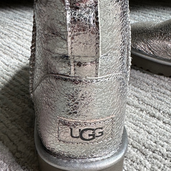 Dark silver Uggs. Short style. Almost brand new. Size 6 ( run large) - Picture 4 of 8